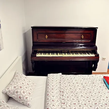 Piano Apartment *